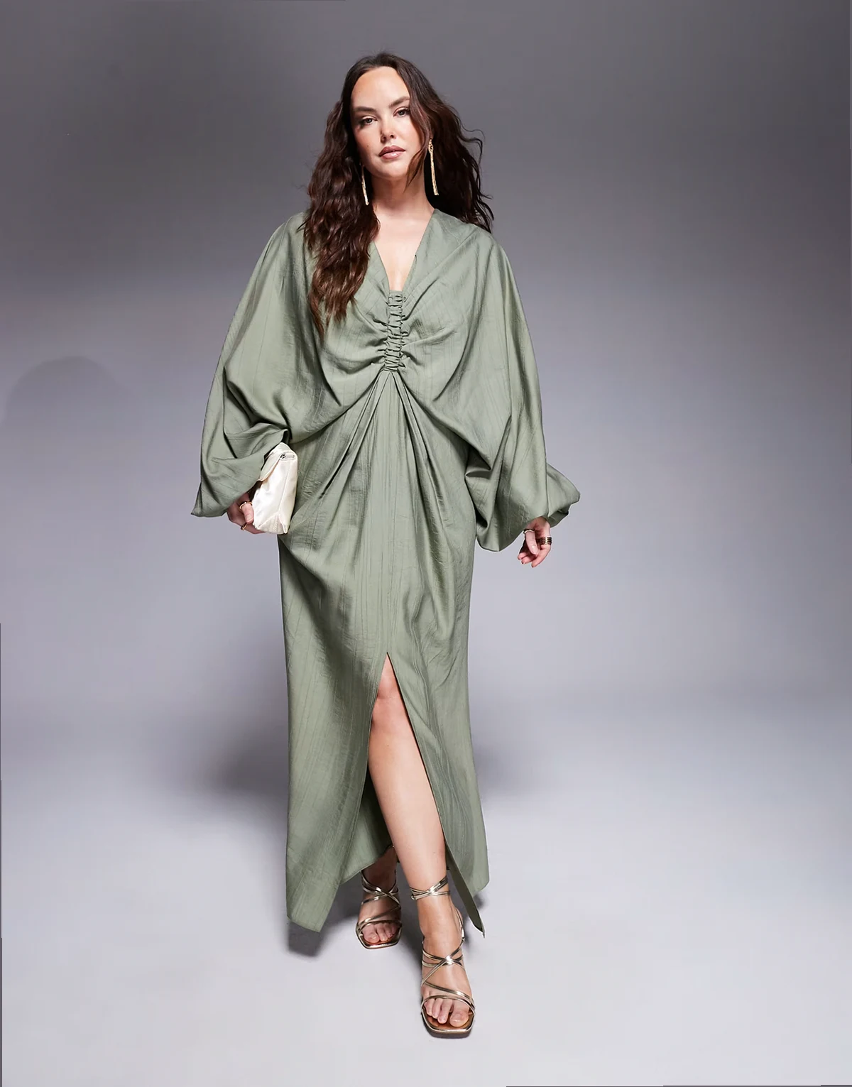 ASOS DESIGN Curve – Sukienka maxi w kolorze jasnego khaki z głębokim, elastycznym dekoltem i obszernymi rękawami z obcisłym mankietem
