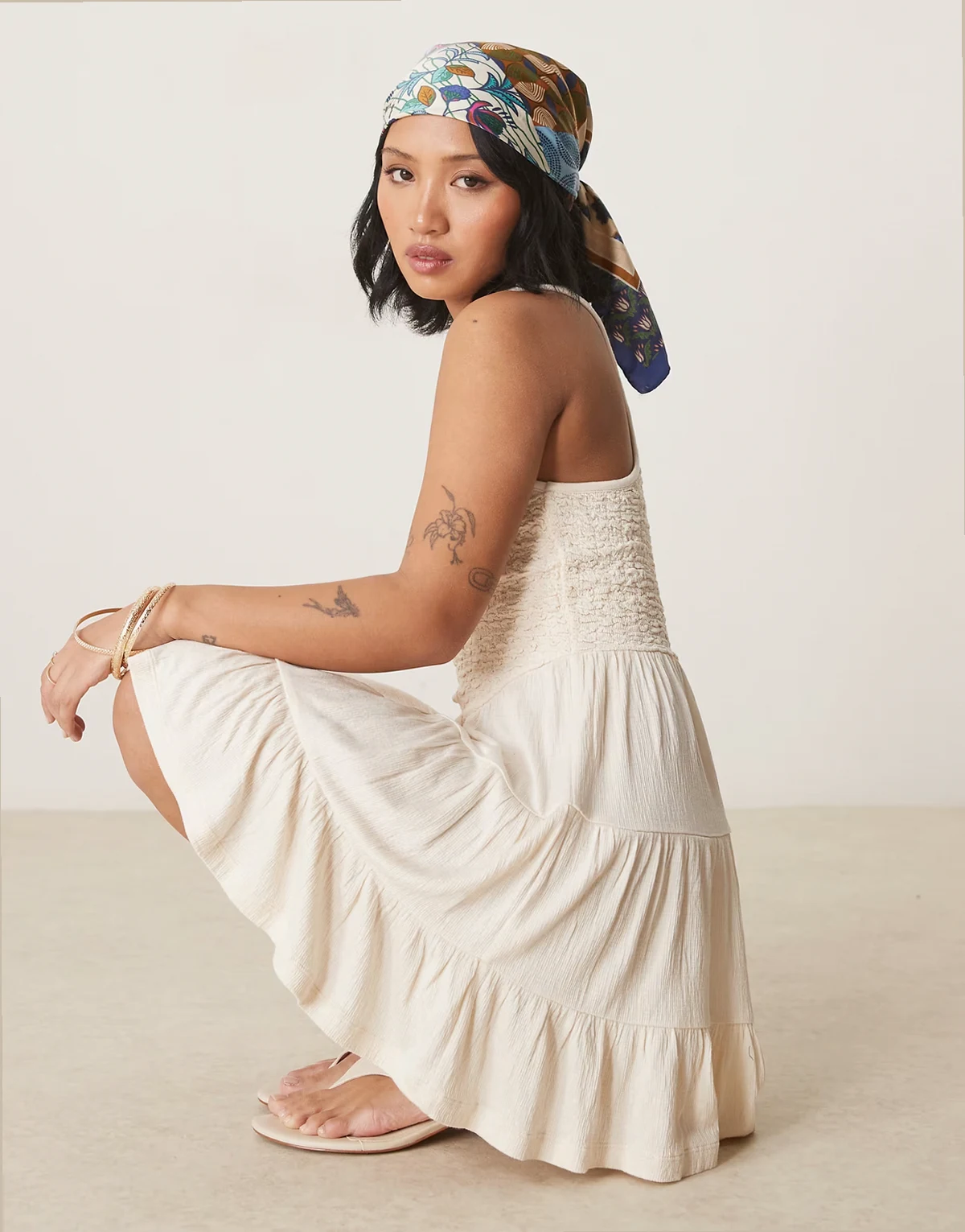 ASOS DESIGN Petite – Gestuftes Minikleid in Creme mit Knitterstruktur und U-Ausschnitt