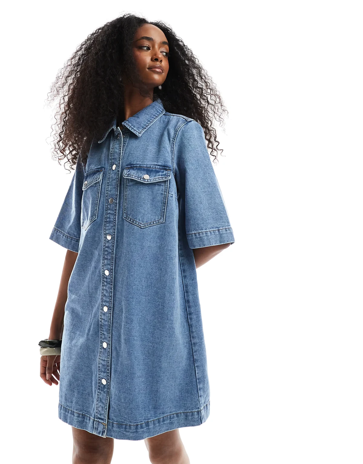 – Kurzärmliges Oversize-Jeanskleid in mittelblauer Waschung mit Knopfleiste vorne