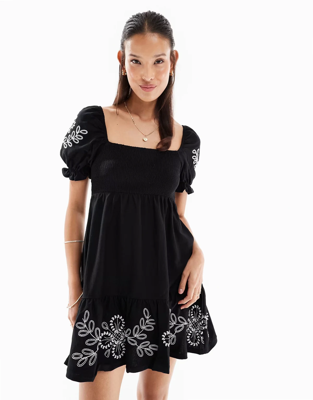 – Besticktes Minikleid in Schwarz mit Puffärmeln und weißer Stickerei