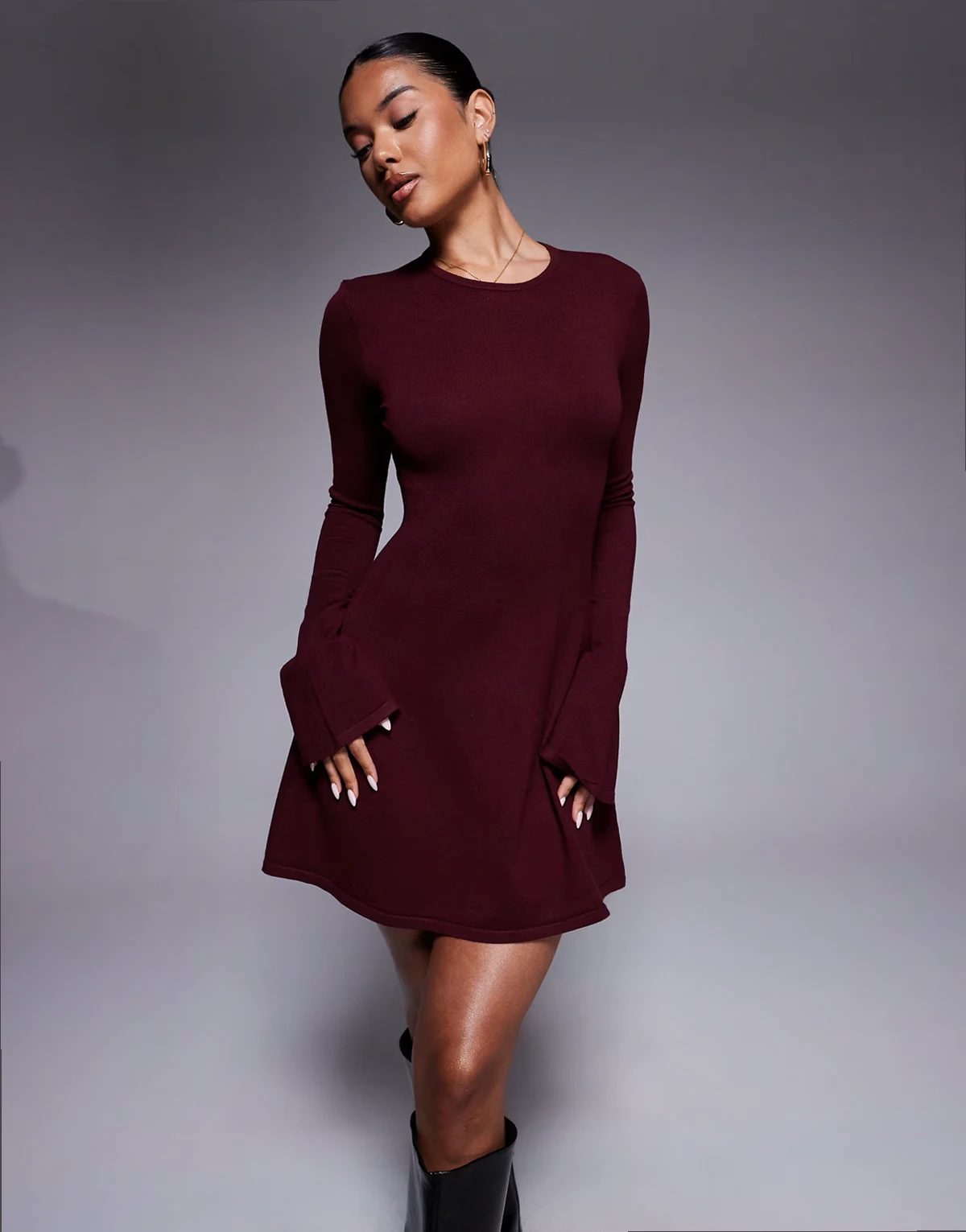 Exclusive – Bordowa sukienka dzianinowa mini w stylu skater z rozkloszowanymi rękawami