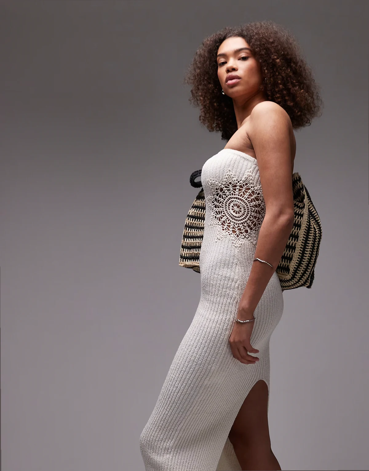 – Trägerloses Strick-Midikleid in Creme mit Häkel-Einsatz