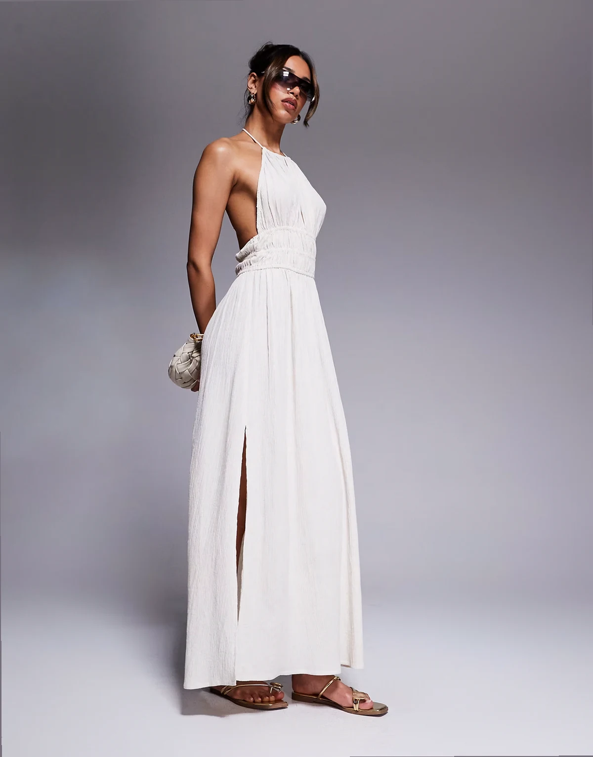 – Jasnobeżowa marszczona sukienka maxi z dekoltem halter