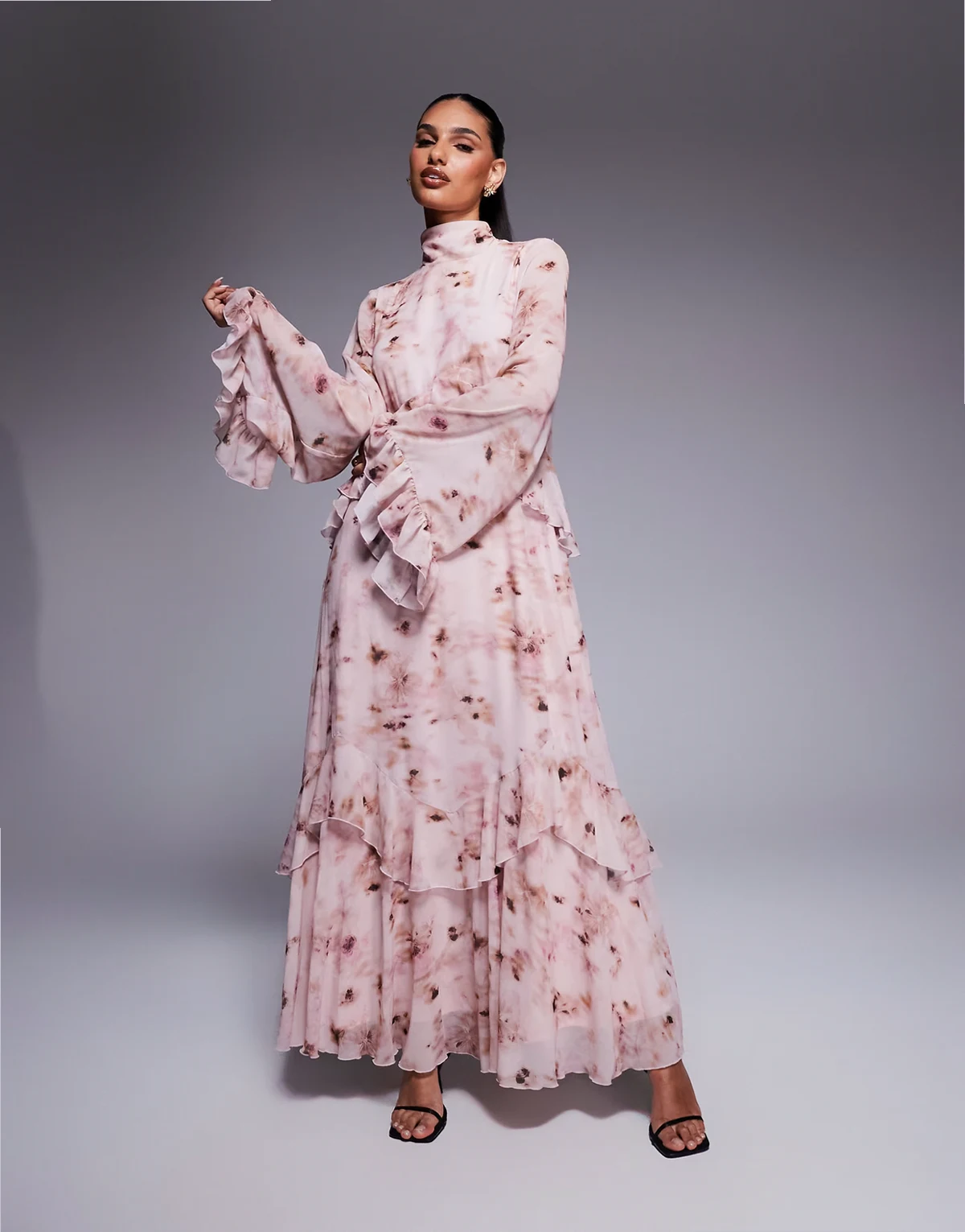 – Hochgeschlossenes Maxikleid in Rosa mit Blumenmuster und mehrlagigen Rüschen