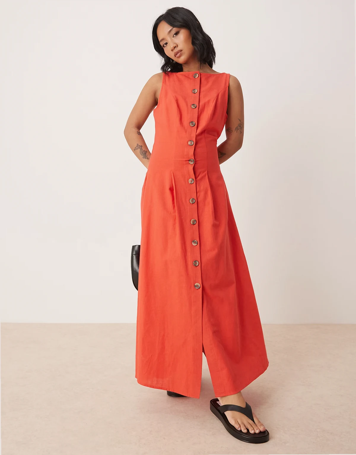 ASOS DESIGN Petite – Maxi-Westenkleid in leuchtendem Rot mit Knopfleiste und U-Boot-Ausschnitt