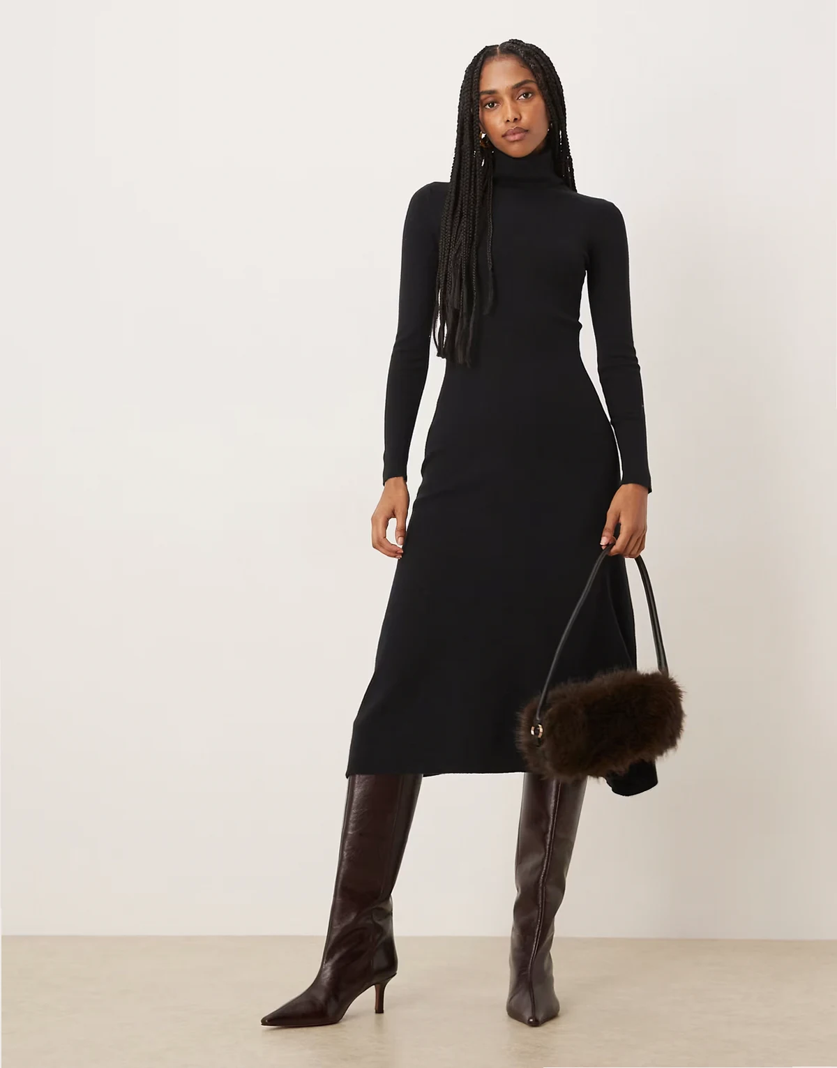 – Geripptes Maxi-Strickkleid in Schwarz mit Rollkragen