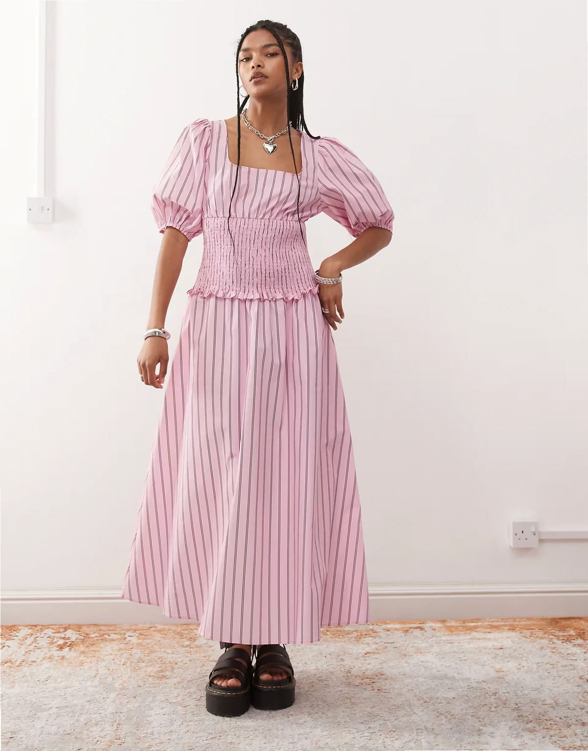 – Maxikleid in Rosa gestreift mit Raffung in der Taille