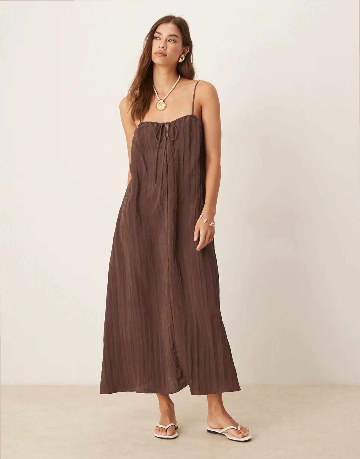 – Maxi-Trägerkleid in Schokobraun mit Knitterstruktur