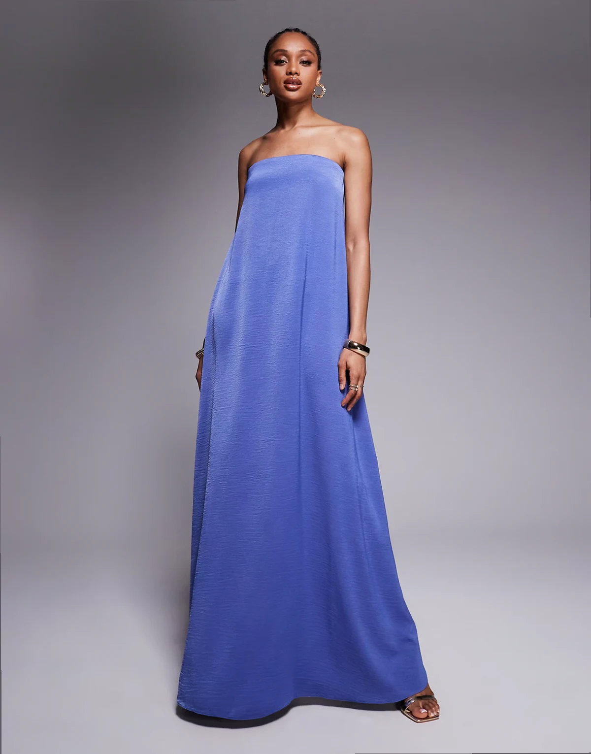 ASOS DESIGN Tall – Liliowoniebieska trapezowa satynowa sukienka maxi z dekoltem bandeau