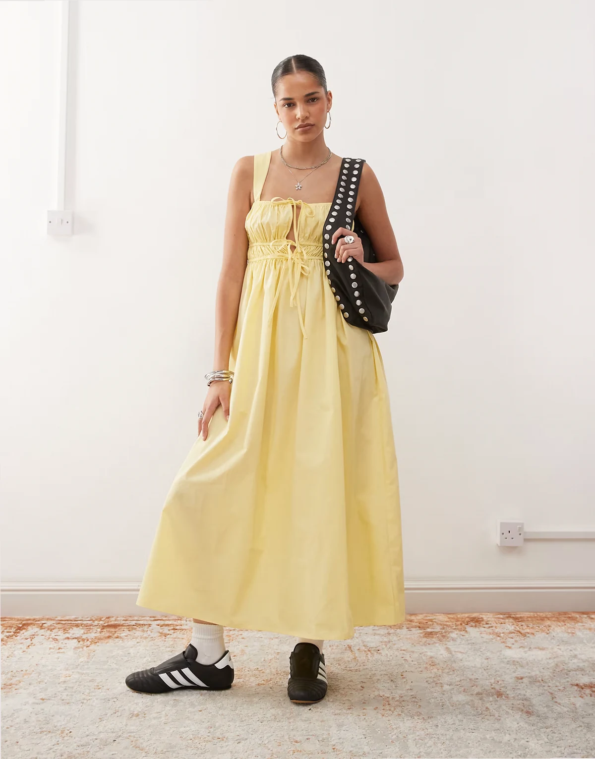 – Maxikleid in Buttermilchgelb mit Schnürung