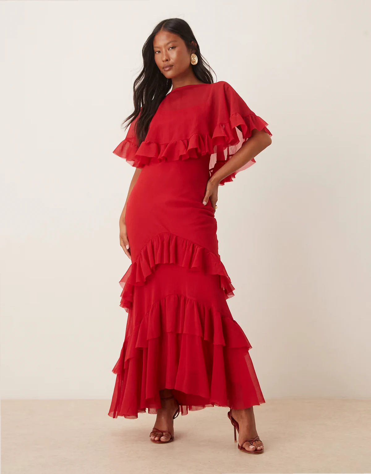 ASOS DESIGN Petite – Asymmetrisch geschnittenes Maxikleid in Rot mit Rüschen und Cape-Overlay