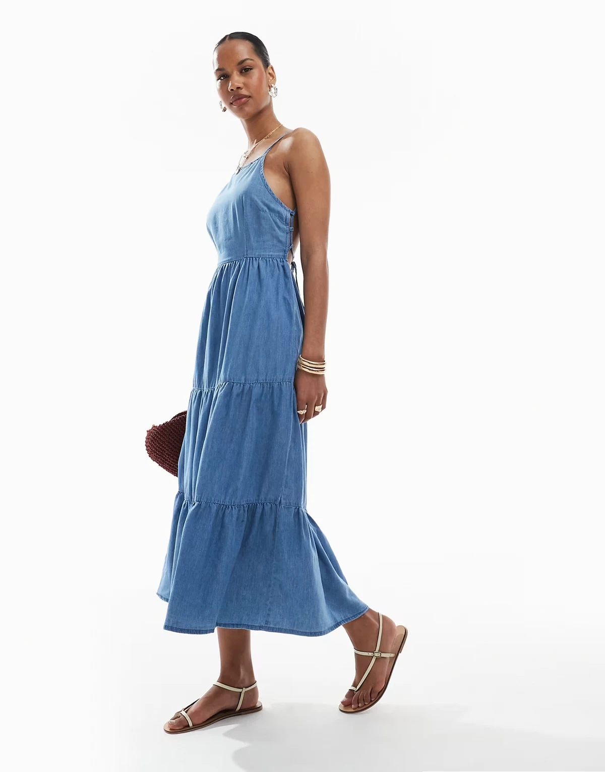 – Gestuftes Midaxi-Camisole-Kleid aus blauem Chambray mit Rückenausschnitt