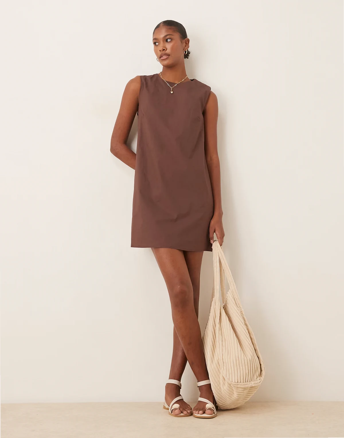 – Kurzes Hängerkleid in Schokoladenbraun