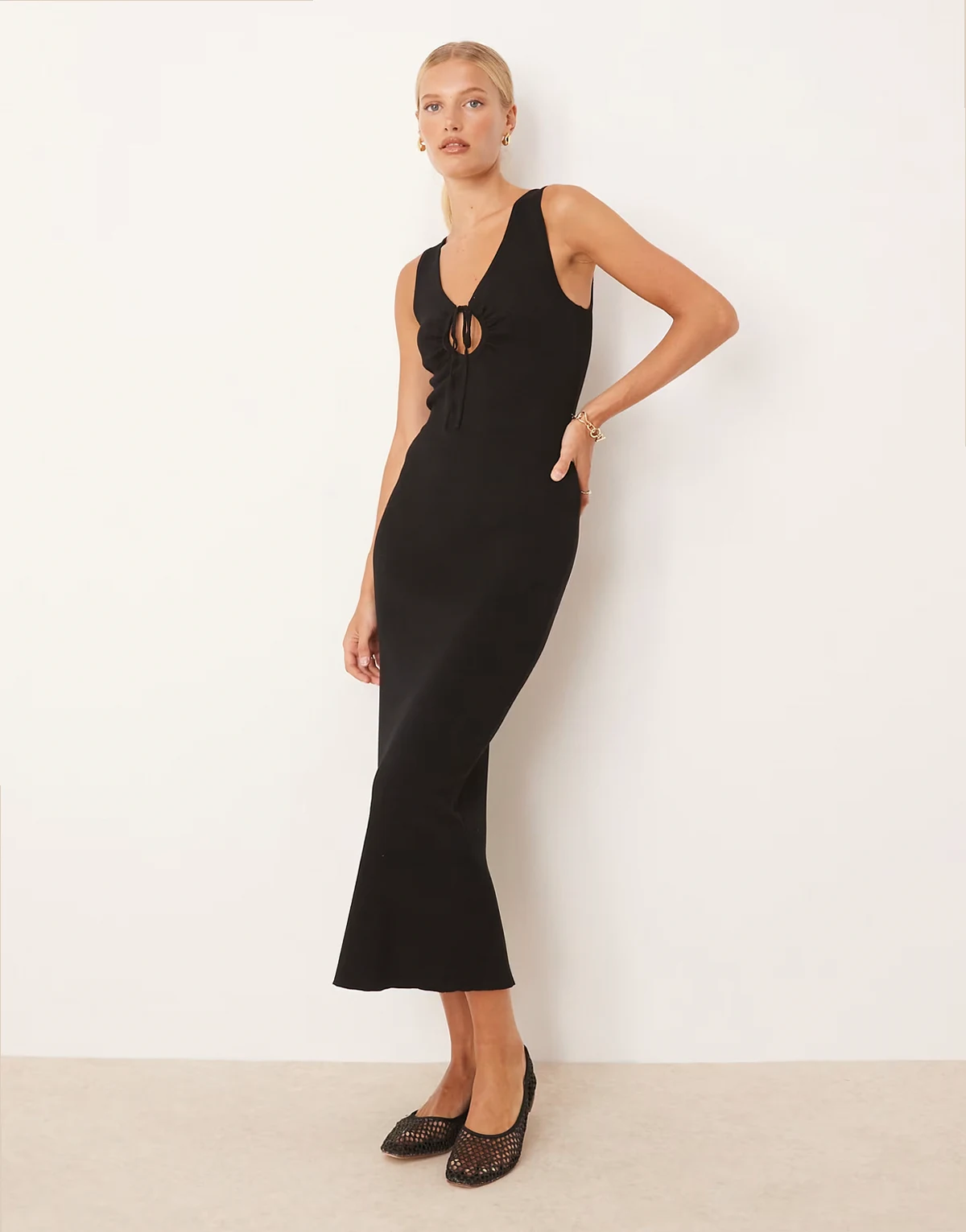 – Midi-Freizeitkleid aus Kompaktstrick in Schwarz mit Bindedetail