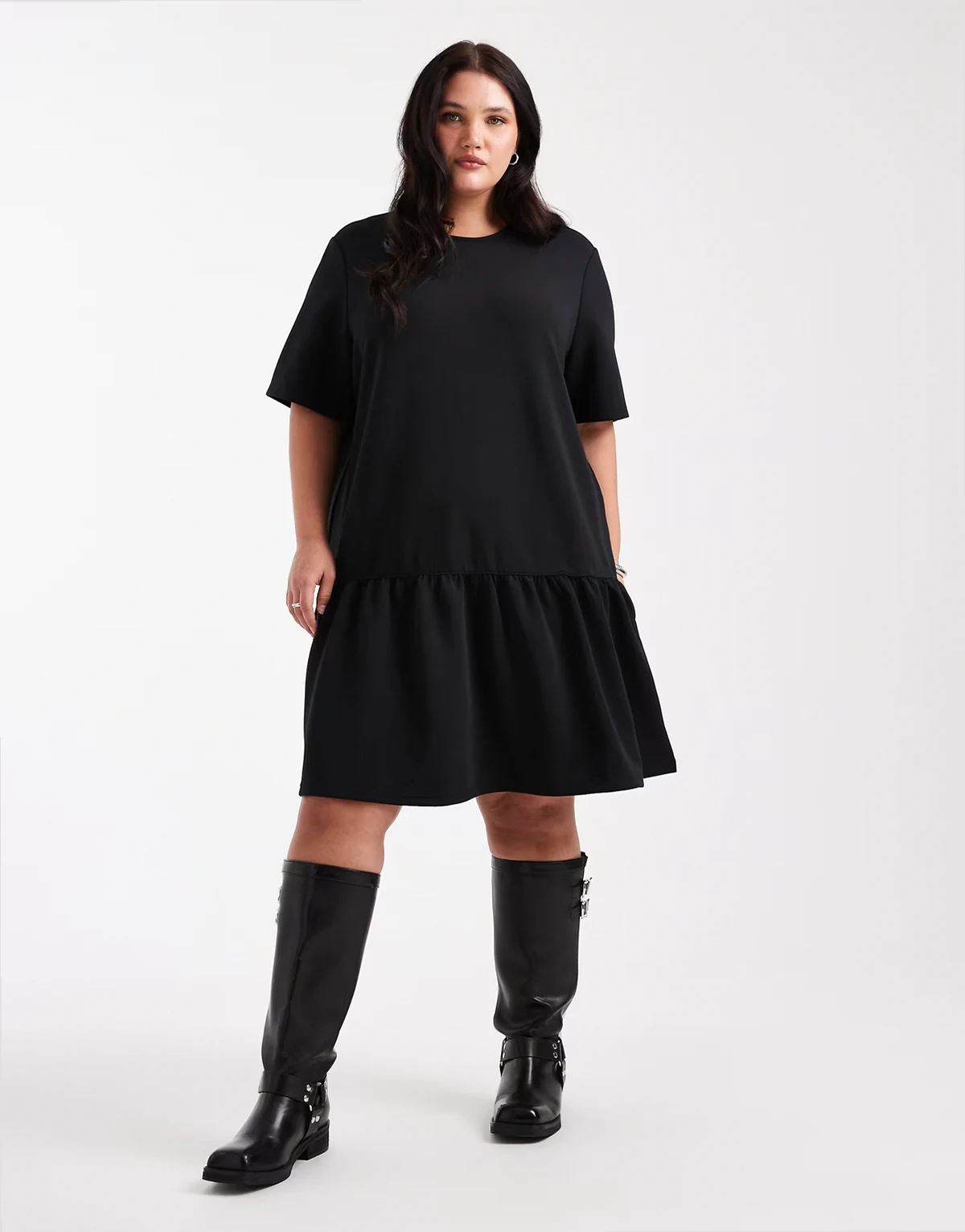 – Czarna sukienka mini z obniżonym dołem z materiału w stylu scuba