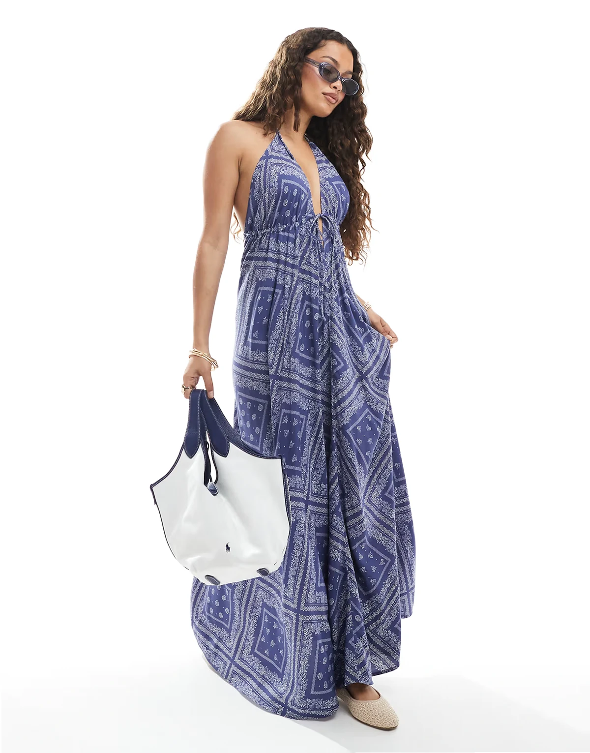– Sukienka maxi z dekoltem halter we wzór w stylu bandany