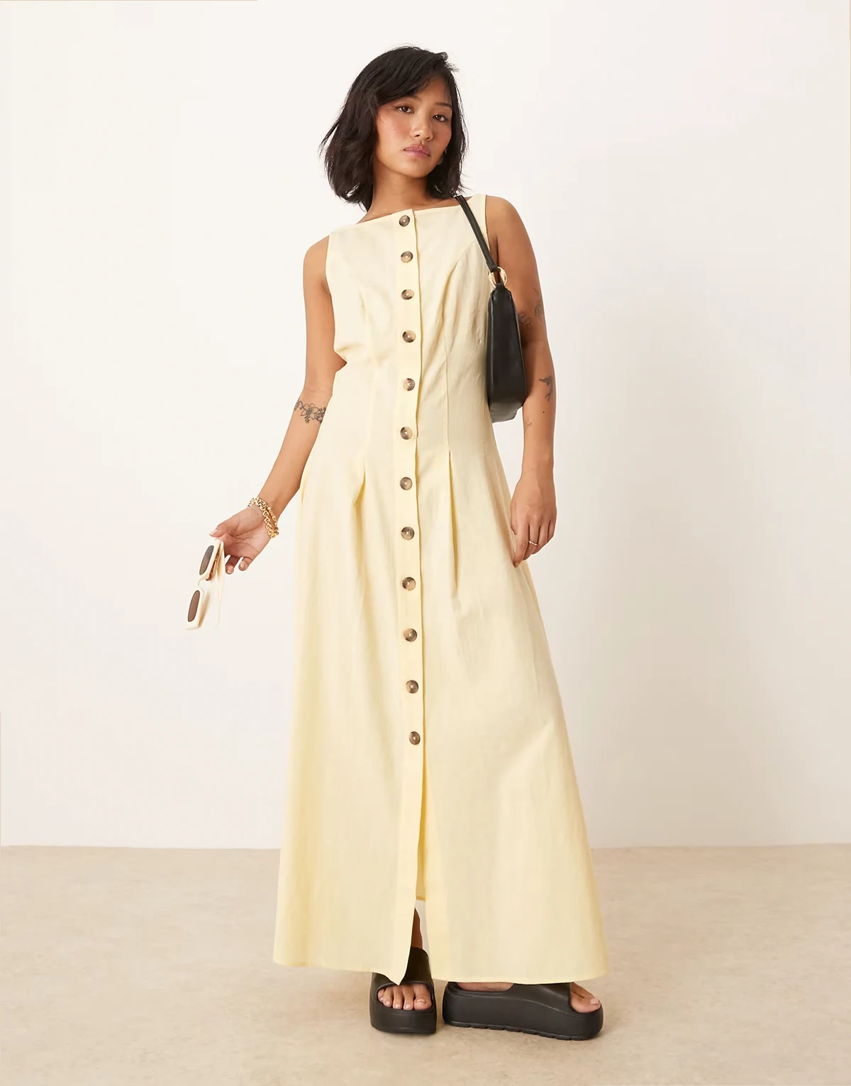 ASOS DESIGN Petite – Maxi-Westenkleid in Buttermilchgelb mit Knopfleiste und U-Boot-Ausschnitt