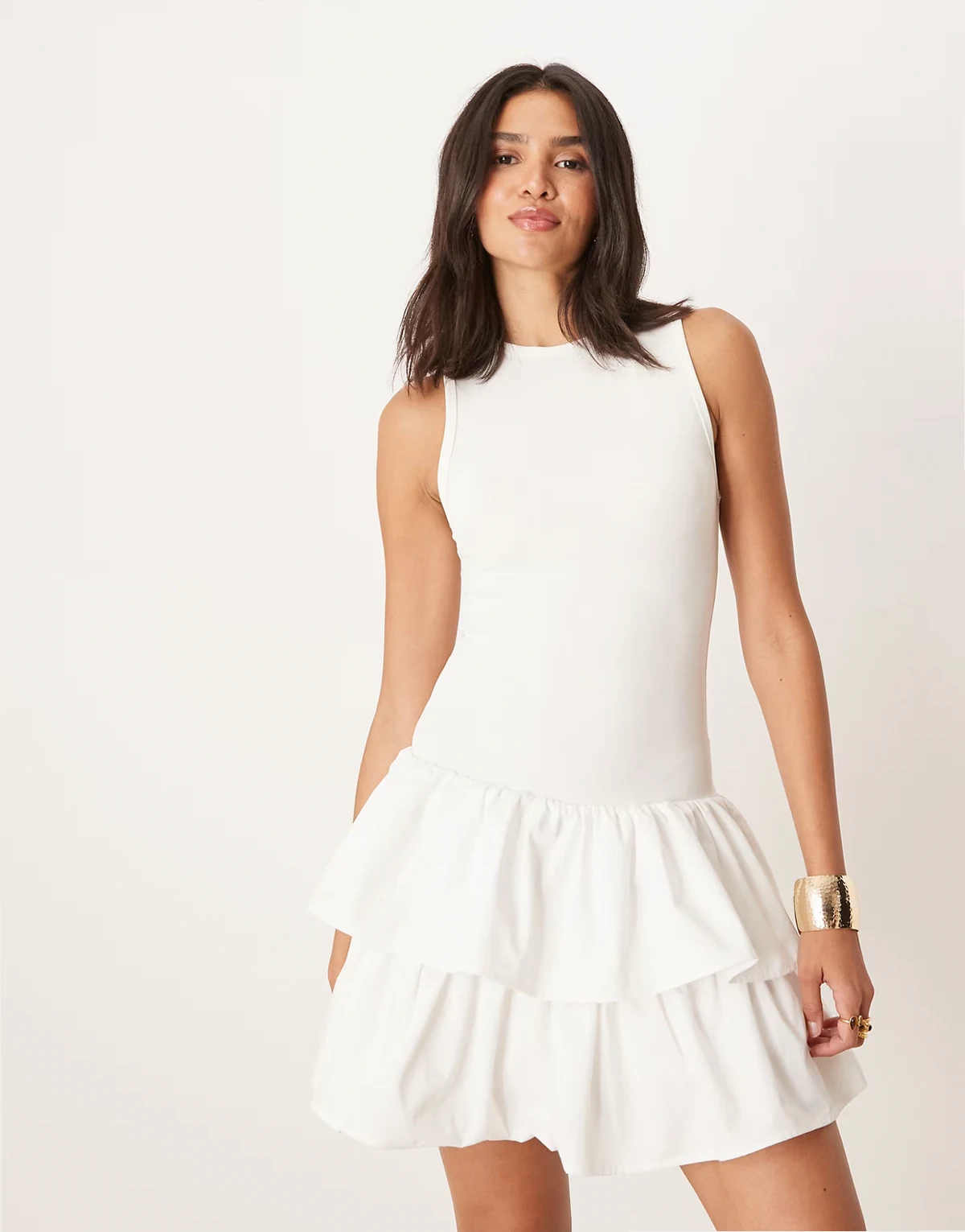 – Geripptes Minikleid in Elfenbeinweiß mit gerüschtem Rock