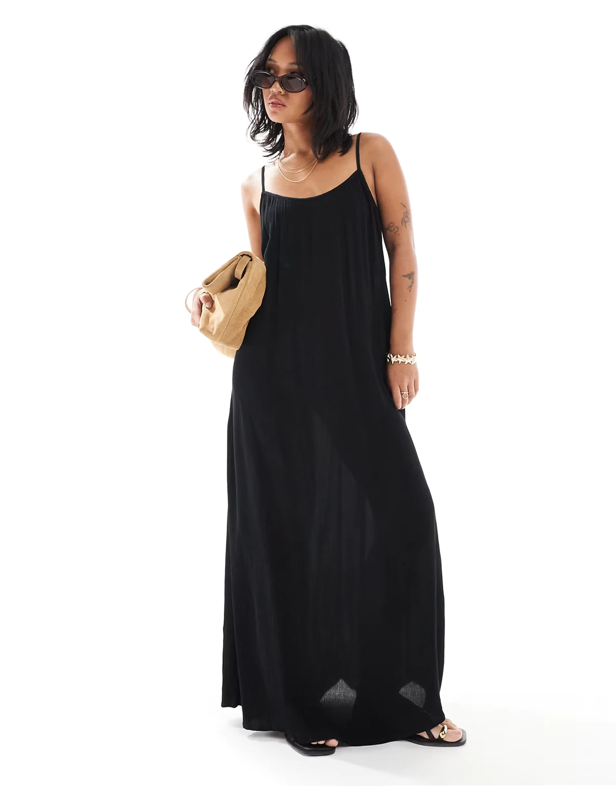 – Teksturowana czarna sukienka maxi na ramiączkach