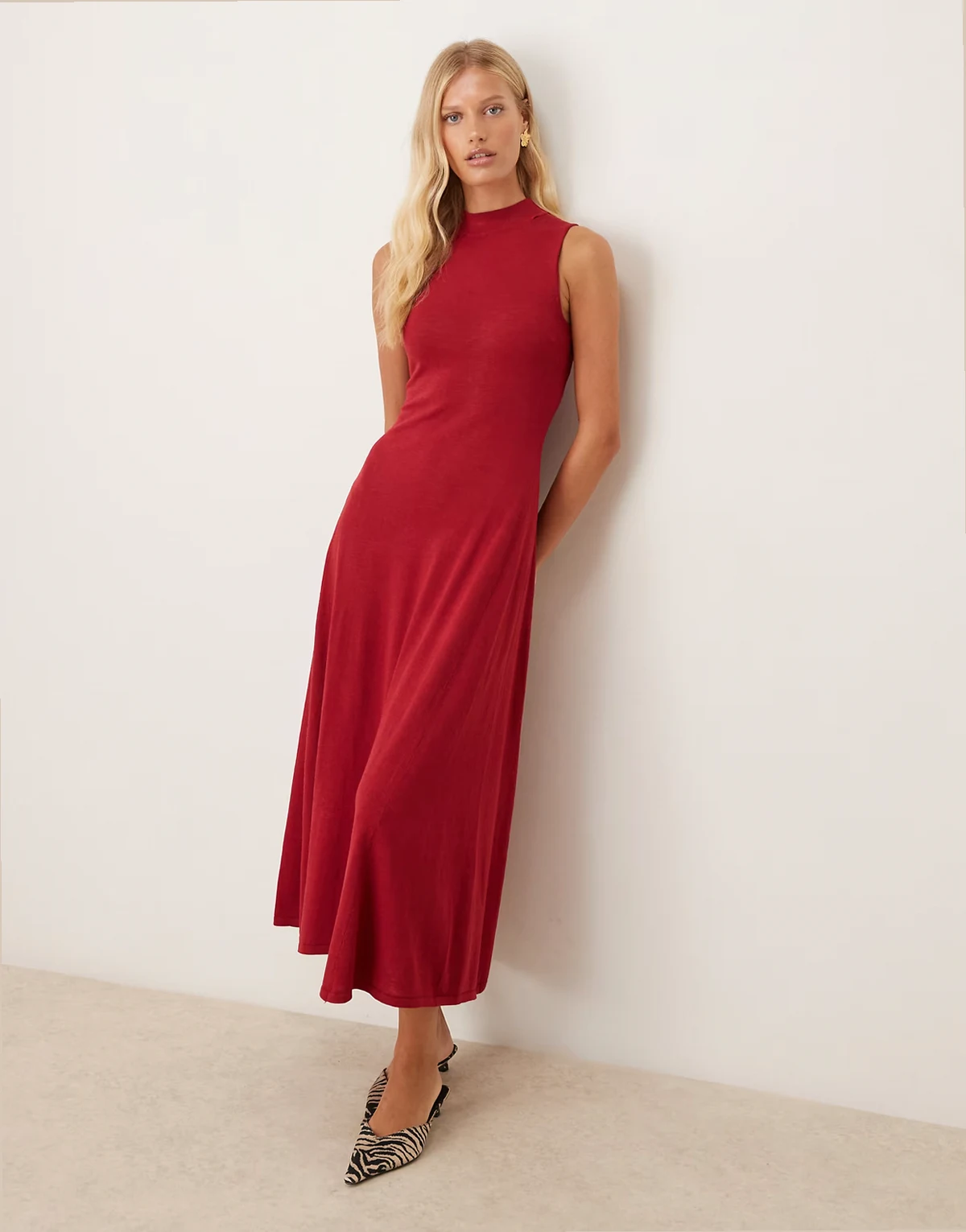 – Hochgeschlossenes Midikleid aus kompaktem Strick in Kirschrot mit plissiertem Saum