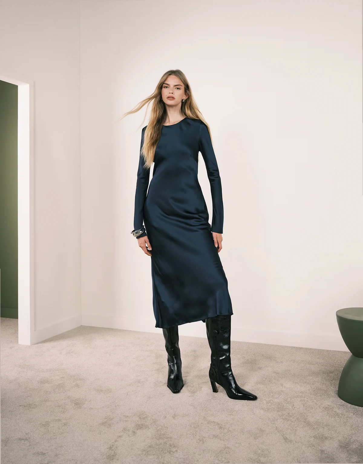 – Langarm-Maxikleid aus Satin in Marineblau