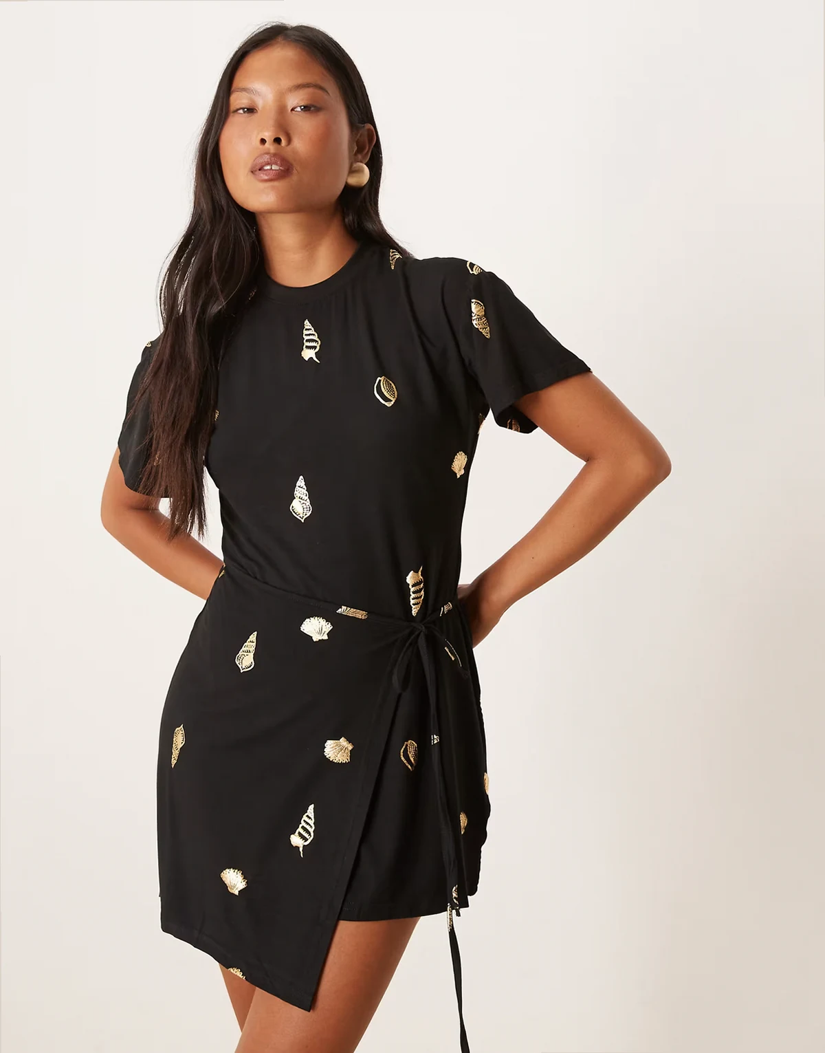 Petite – Czarna sukienka mini we wzór w złote muszle