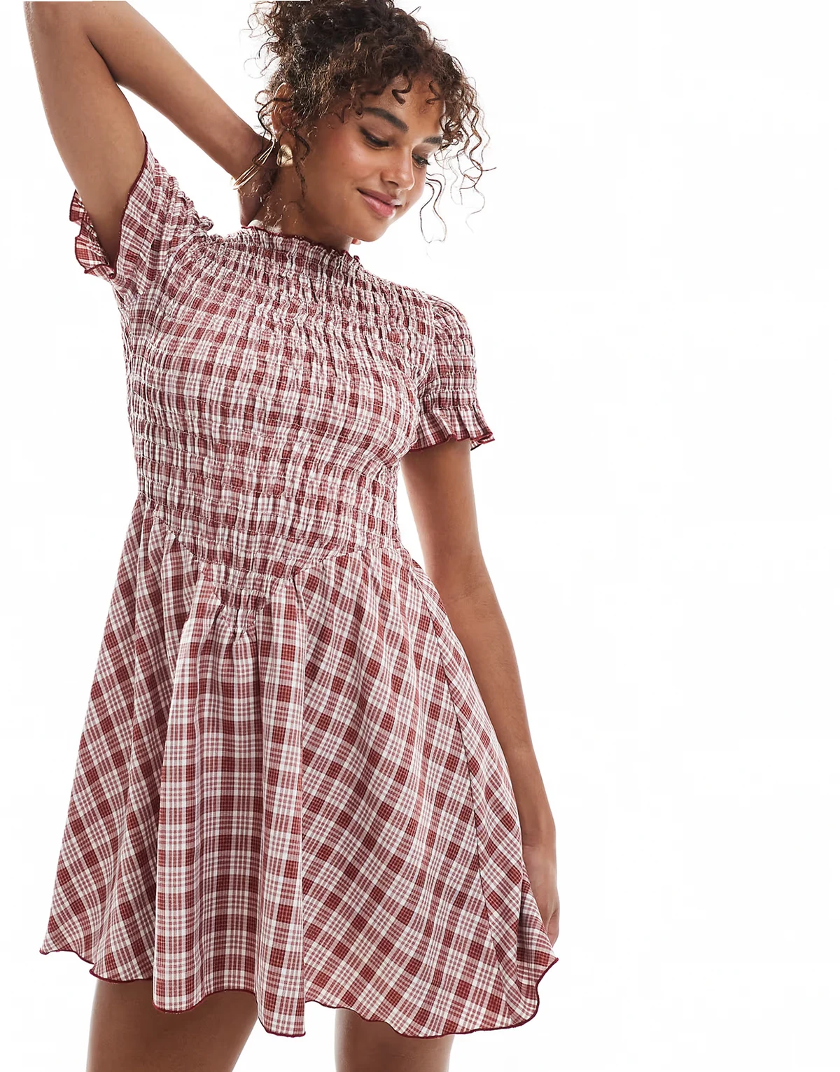 – Czerwona marszczona sukienka mini w kratkę z krótkimi rękawami i talią w szpic