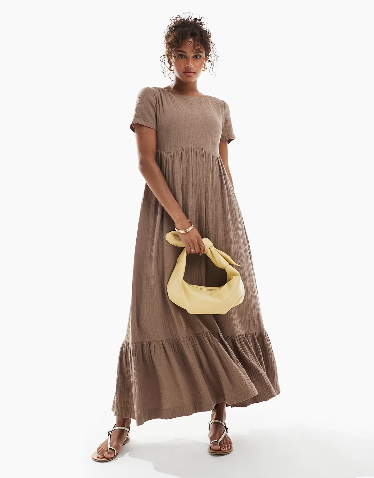 – Luźna sukienka warstwowa maxi z krótkimi rękawami w kolorze mokki