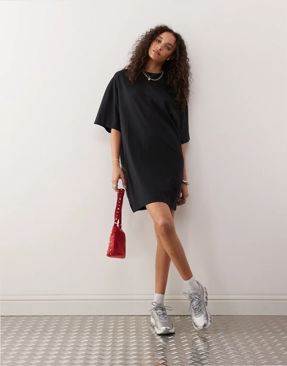 – Kurzes T-Shirt-Kleid in Schwarz