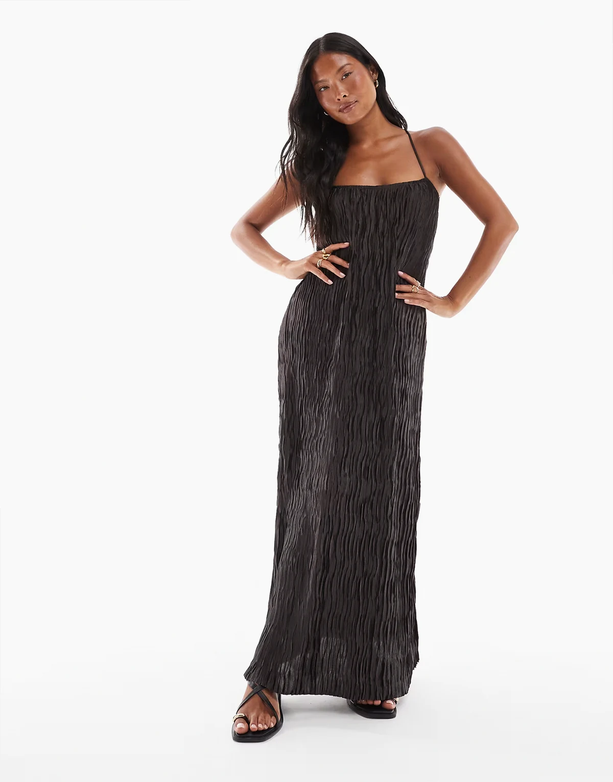 – Strukturiertes, plissiertes Maxi-Trägerkleid in Schokobraun