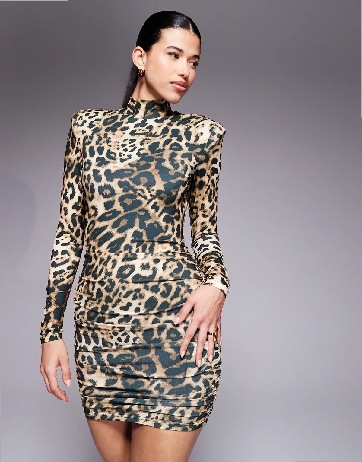 – Eyes On You – Sukienka modelująca mini z długimi rękawami, golfem i wyjmowanymi poduszkami na ramionach we wzór w panterkę