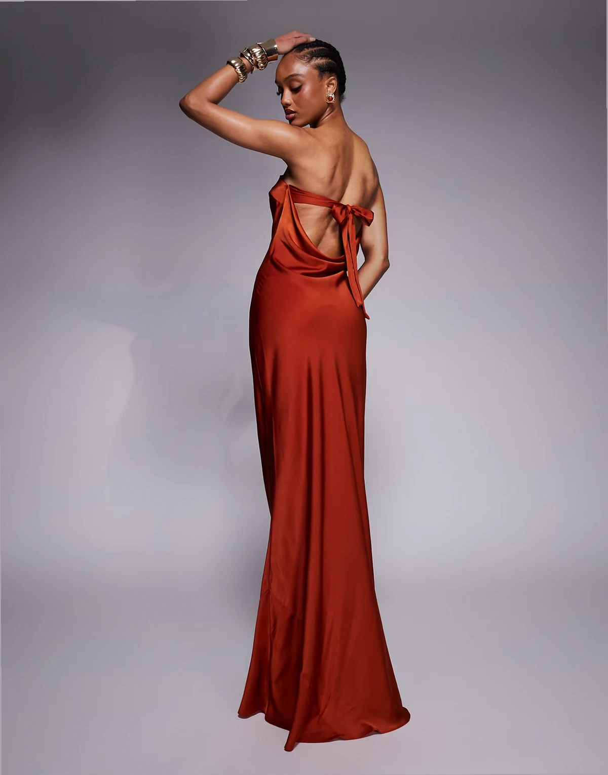 ASOS DESIGN Tall – Trapezowa satynowa sukienka maxi z dekoltem bandeau i kokardką na plecach w rdzawym kolorze