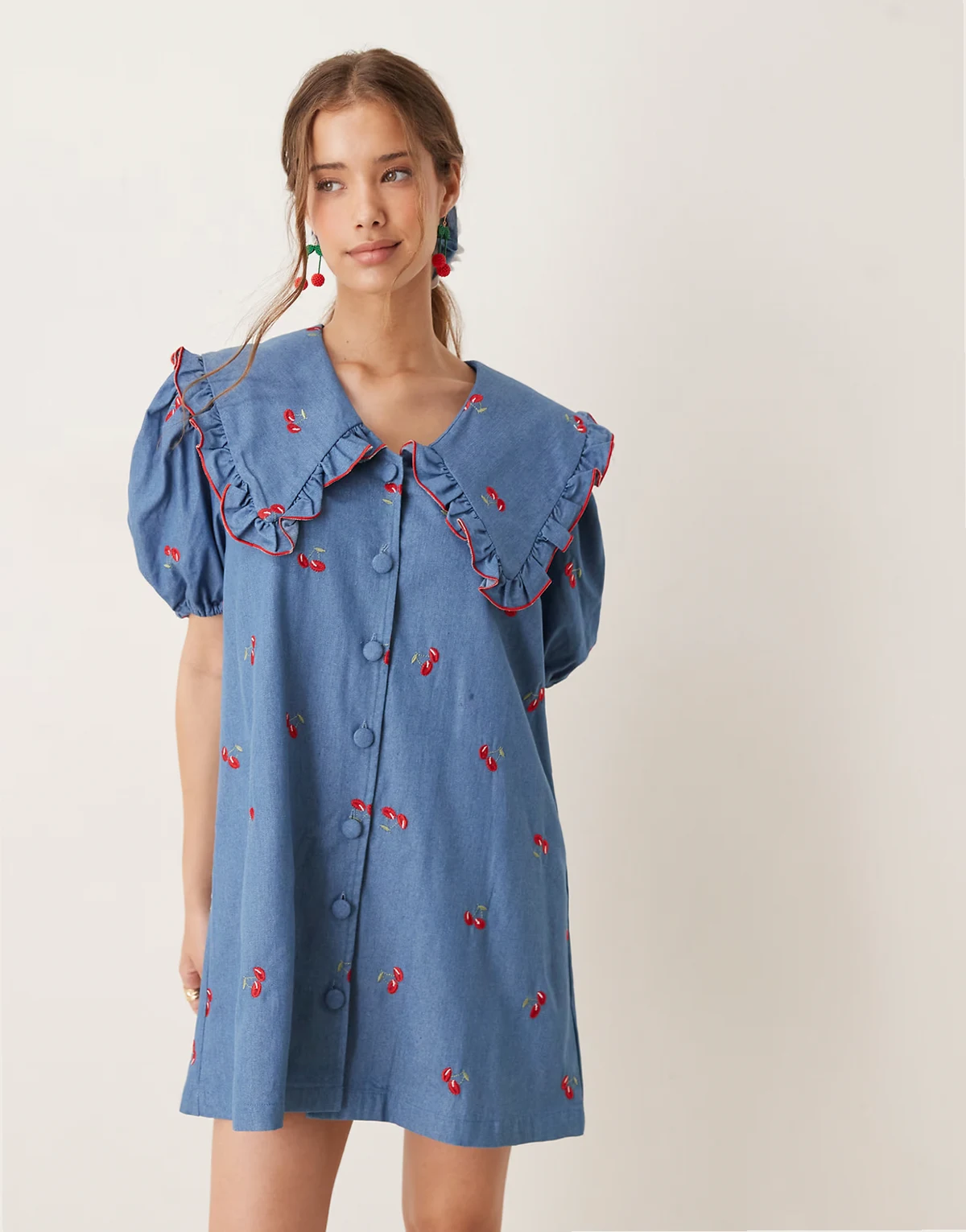 – Minikleid in Jeansblau mit Kirschverzierung und Oversize-Kragen, Kombiteil