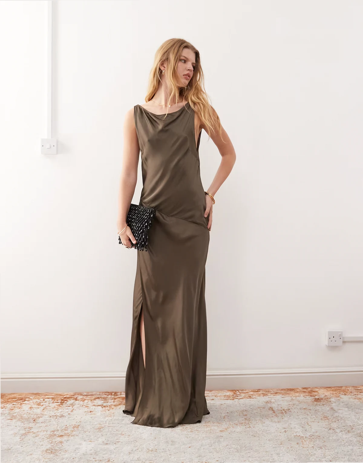 – Fließendes Maxikleid aus Satin in Dunkelbraun mit U-Boot-Ausschnitt