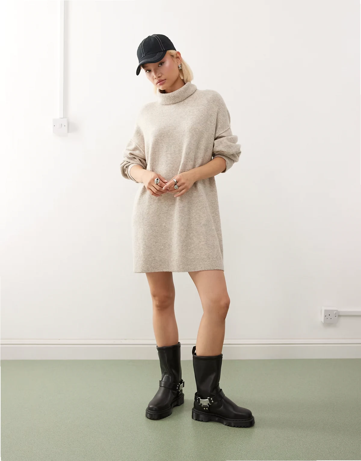 – Kurzes Pulloverkleid aus Strick in Beige meliert mit Rollkragen, exklusiv bei ASOS