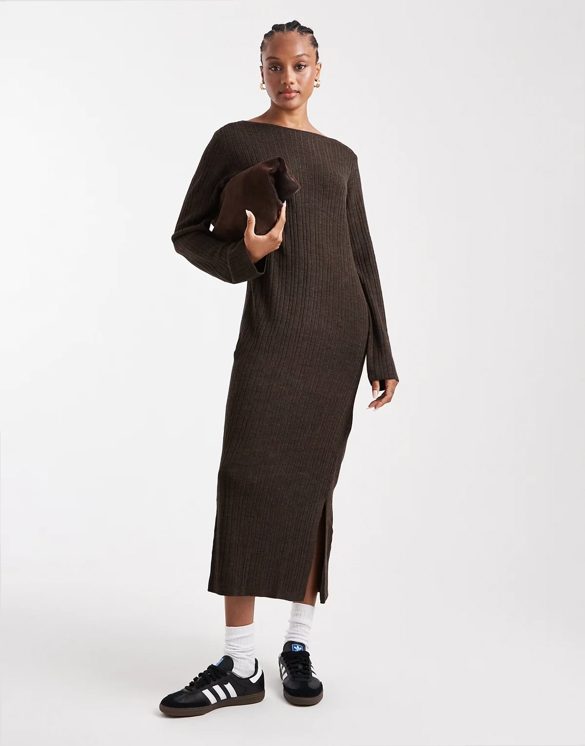 – Czekoladowobrązowa sukienka dzianinowa midi