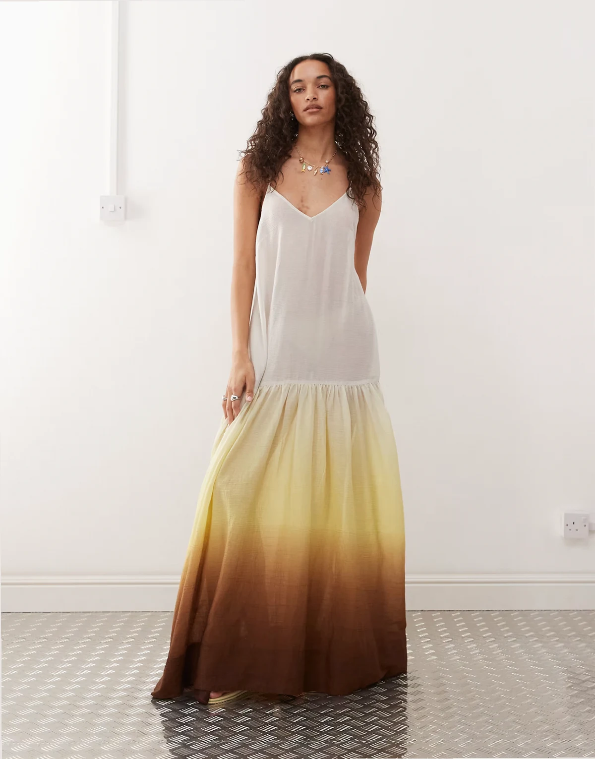 – Gestuftes, fließendes Maxikleid mit Knitterstruktur, tiefem gebundenem Rückenausschnitt und braunem Farbverlauf