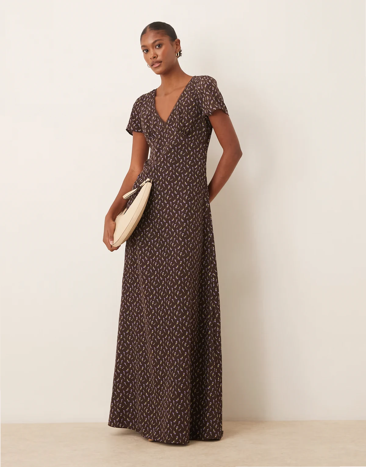 – Maxi-Freizeitkleid in Braun und Flieder mit Blumenmuster und V-Ausschnitt