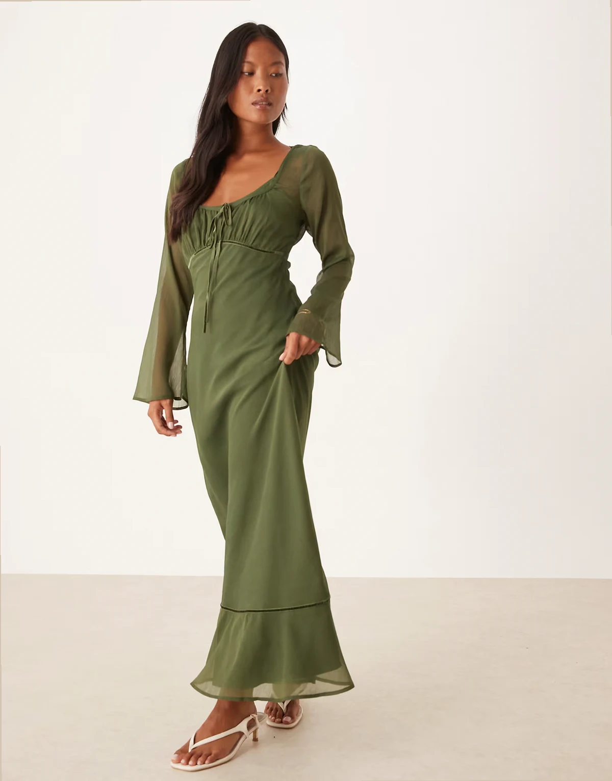 ASOS DESIGN Petite – Langärmliges Maxikleid in Olivgrün mit geraffter Brustpartie und U-Ausschnitt