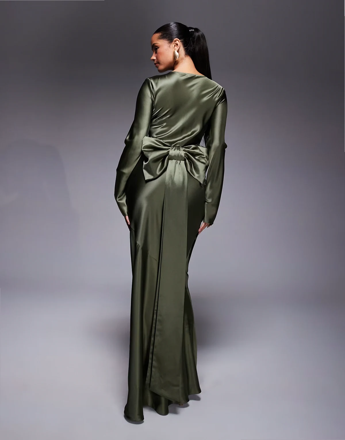 – Maxikleid aus Satin in Khaki mit auffälliger Schleife hinten
