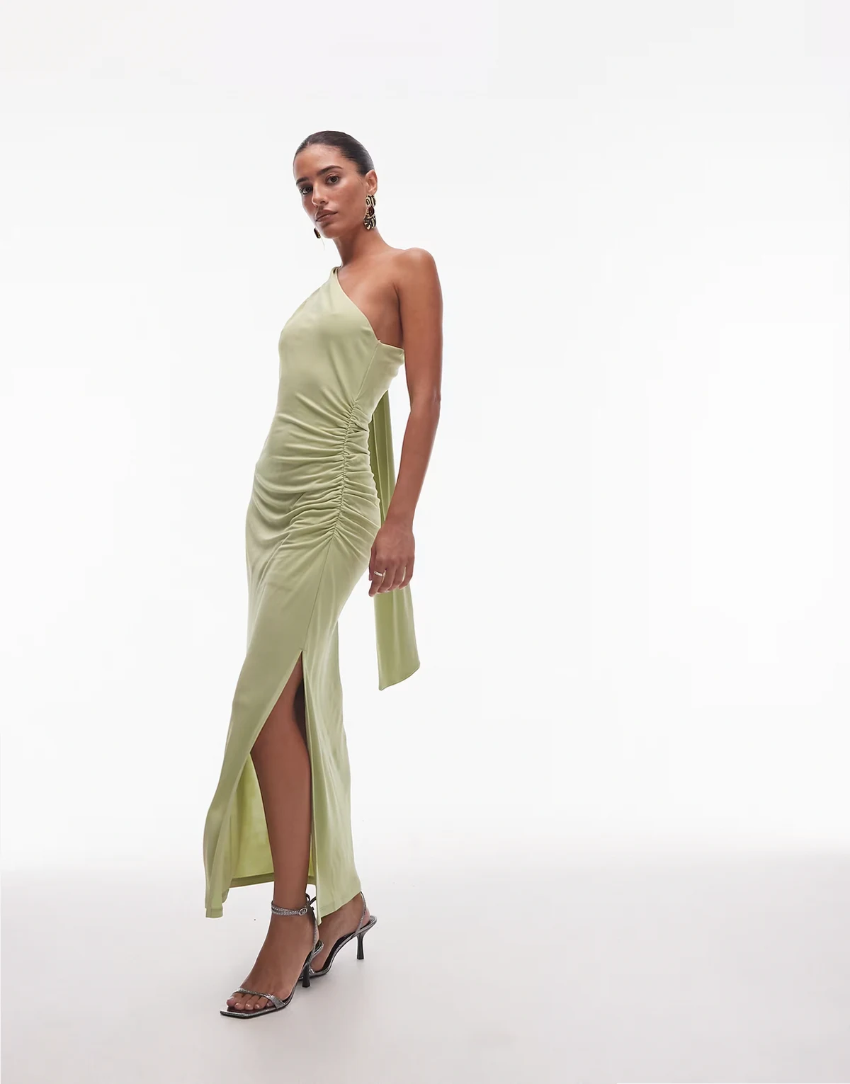 – Midikleid in Grün mit Drapierung und One-Shoulder-Träger