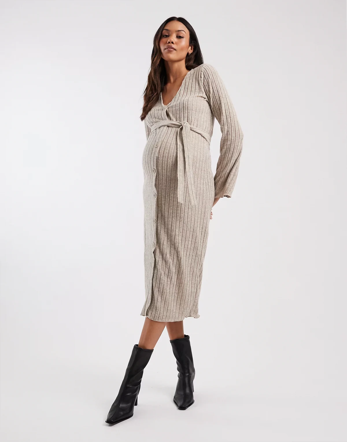 Mamalicious Maternity – Midikleid aus sehr weichem Rippstrick in Creme meliert mit Bindeband in der Taille, Umstandsmode