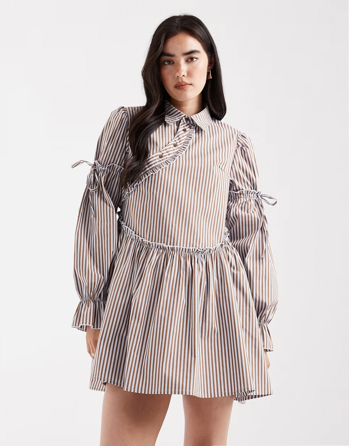 – Sukienka koszulowa mini z długimi rękawami i asymetrycznym zapięciem na guziki, w różowo-brązowe paski