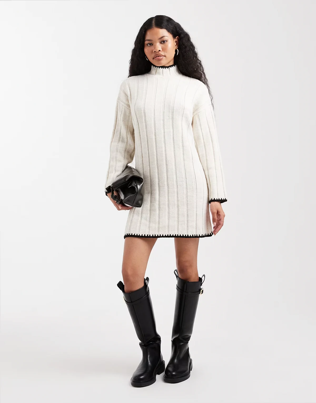 – Biała dzianinowa sukienka mini z kontrastowym ściegiem