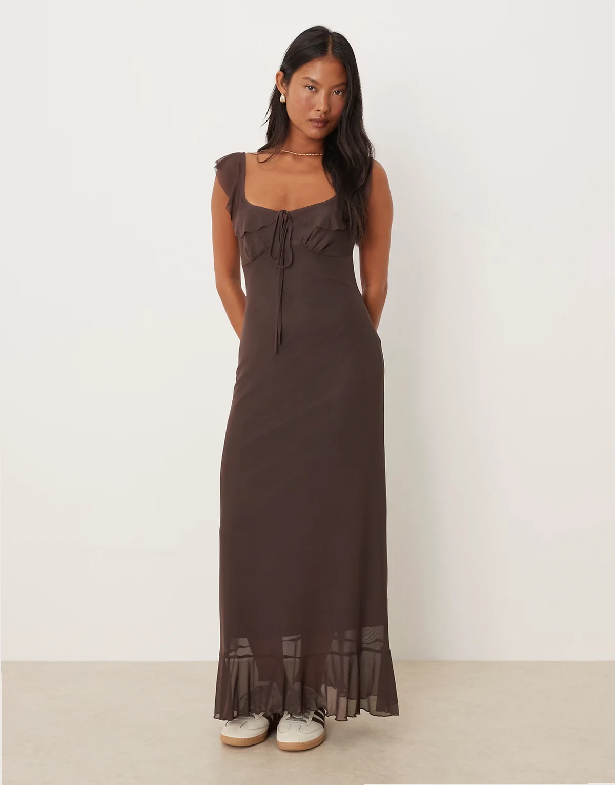ASOS DESIGN Petite – Midikleid in Braun mit Rüschen auf Vorderseite und Trägern