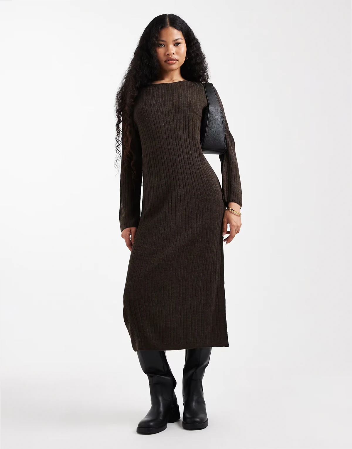 – Dzianinowa sukienka midaxi w kolorze czekoladowego brązu