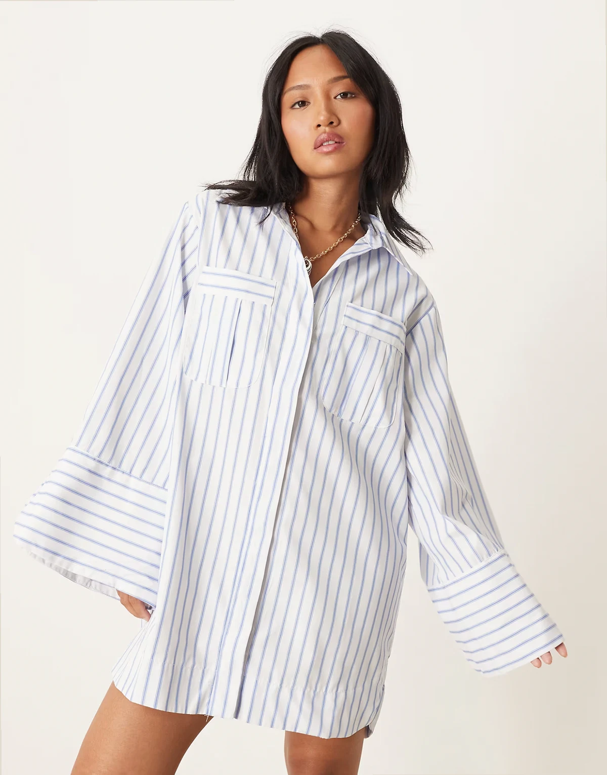 ASOS DESIGN Petite – Mini-Hemdkleid in Blau gestreift mit breiten Bündchen und Oversize-Taschen
