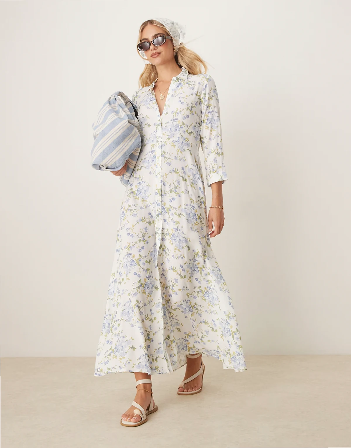 – Maxi-Hemdblusenkleid in Weiß mit blauem Blumenmuster