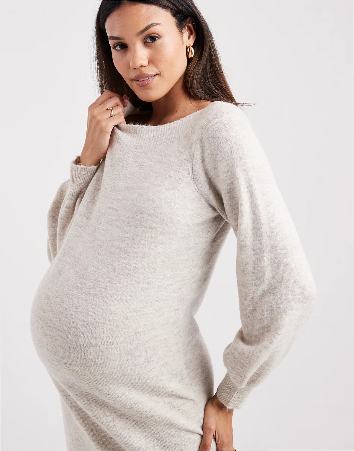 – Weiches Strick-Midikleid in Creme mit Ballonärmeln, Umstandsmode