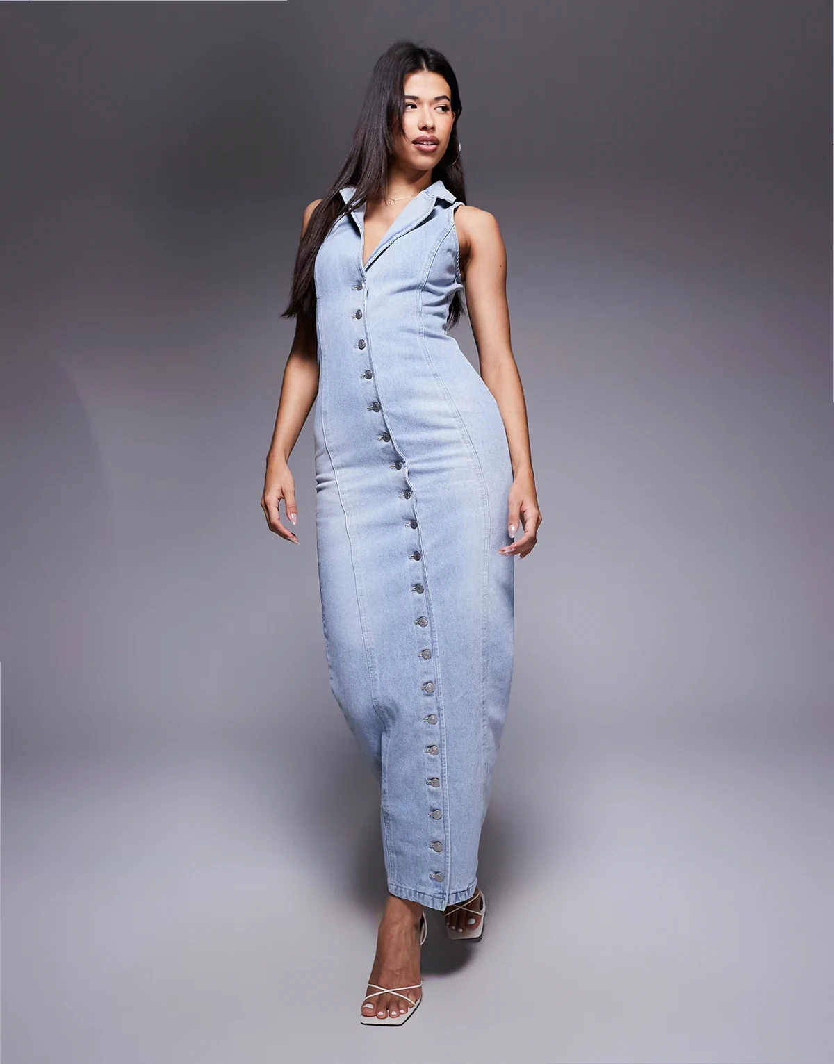 – Kenny – Neckholder-Maxikleid aus hellblauem Denim mit Kragendetail und gesmokter Rückseite